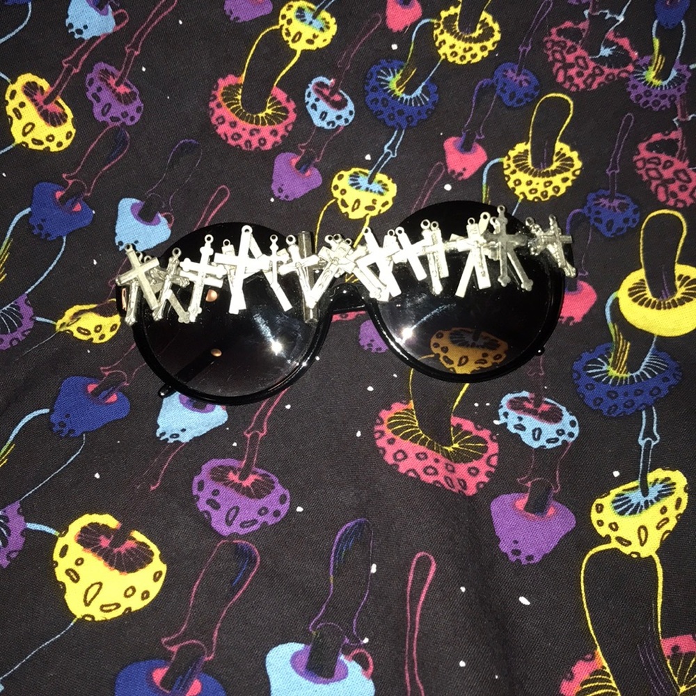 Confession peekaboo sunglasses